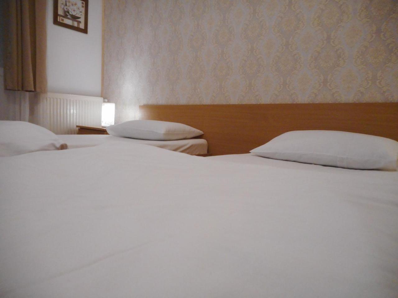 Hotel Holiday Victoria Victoria (Brasov) Bagian luar foto